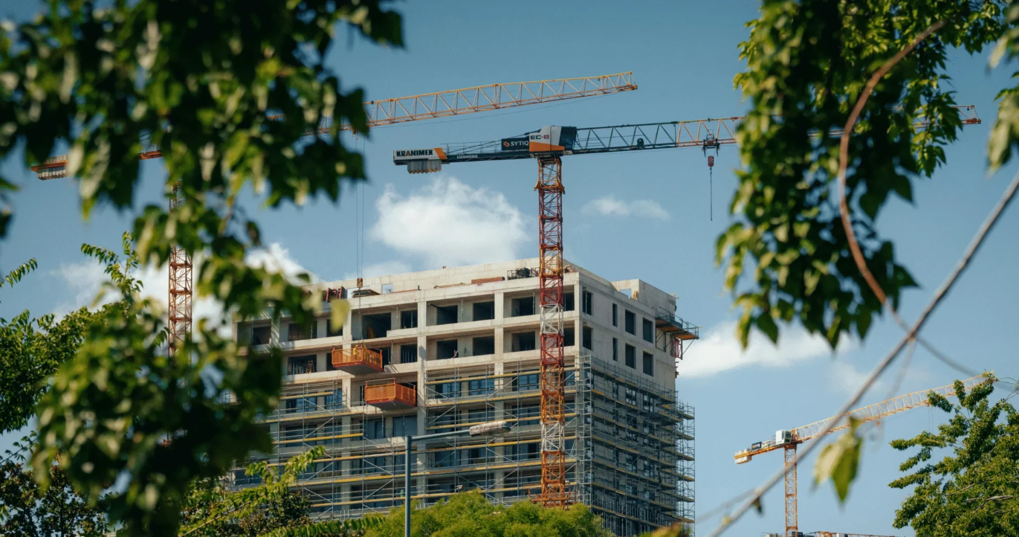 Rohbau eines Wohngebäudes mit Kränen