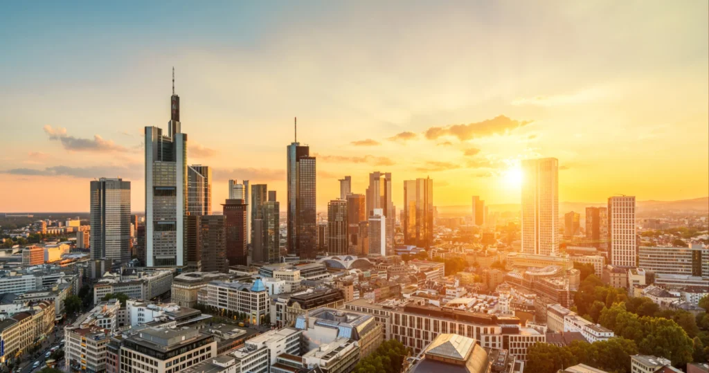 Skyline von Frankfurt am Main im Abendlicht