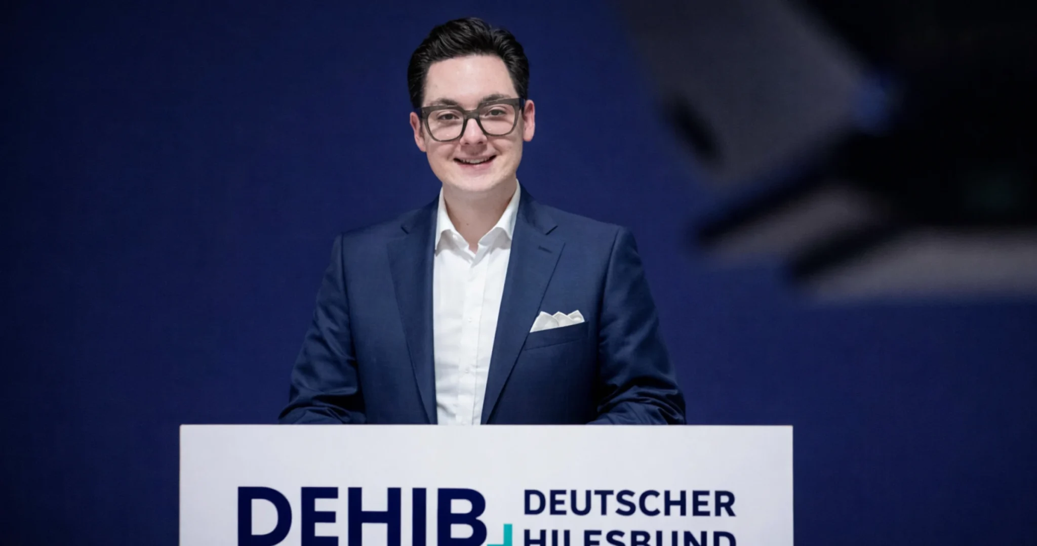 Ricardo Dietl, Bundesvorsitzender des Deutschen Hilfsbundes, am Rednerpult
