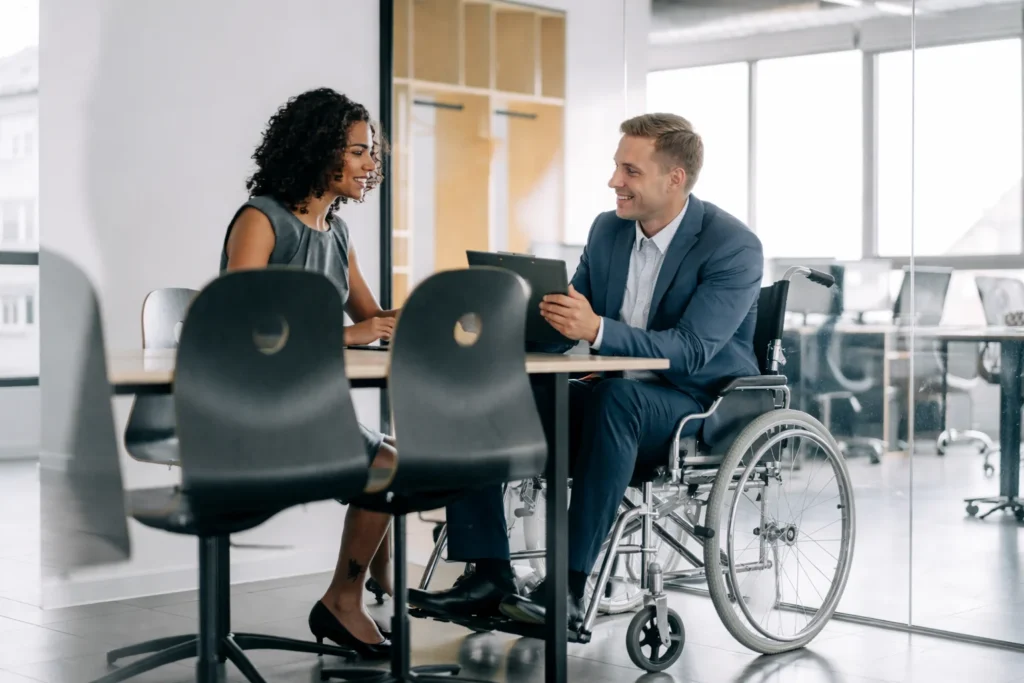 Zusammenarbeit in einem hellen Büro