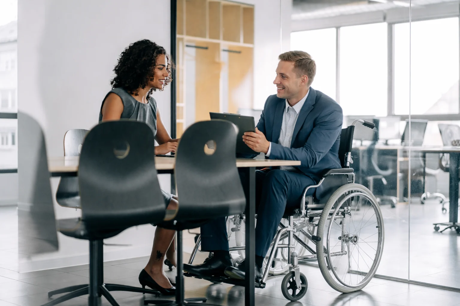 Zusammenarbeit in einem hellen Büro